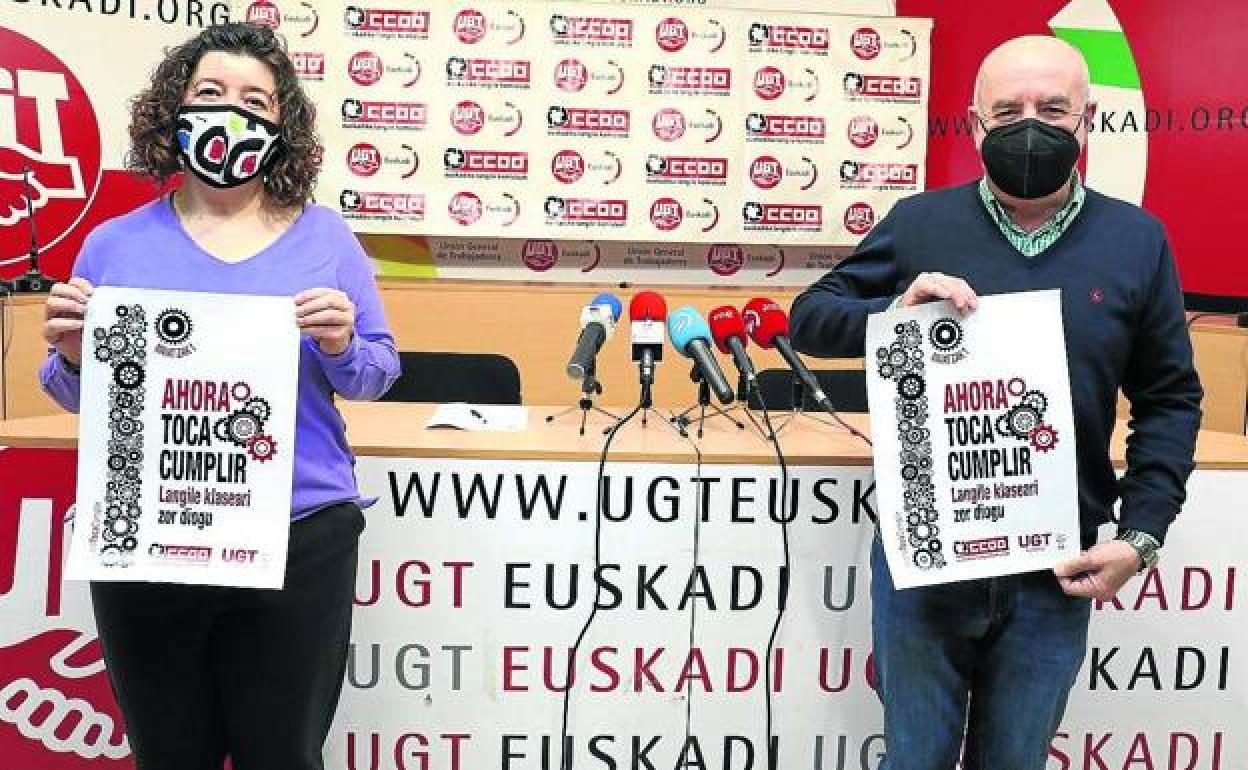 Los secretarios generales de CC OO y UGT, Loli García y Raúl Arza, en la presentación de ayer. 