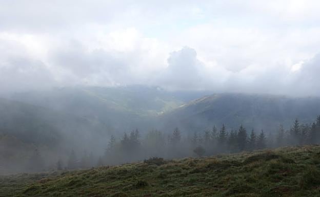 La niebla cubríala línea del Adarra sobre el valle de Leitzaran. 