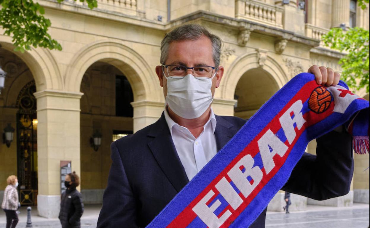 El Diputado General de Gipuzkoa, Markel Olano, posa delante de la Diputación con una bufanda del Eibar. 