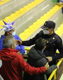 Imagen secundaria 2 - El público tiene que abandonar un partido de baloncesto antes de tiempo por culpa del toque de queda