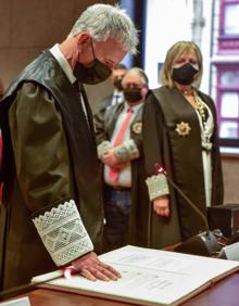 Imagen secundaria 2 - El máximo responsable del Consejo del Poder Judicial, Carlos Lesmes, introdujoel acto en el Palacio de Justicia de Bilbao.. El lehendakari Iñigo Urkullu conversa con el magistrado donostiarra. El presidente del TSJPV,en el momento en que prometió el cargo antesu madrina, Victoria Cinto. 