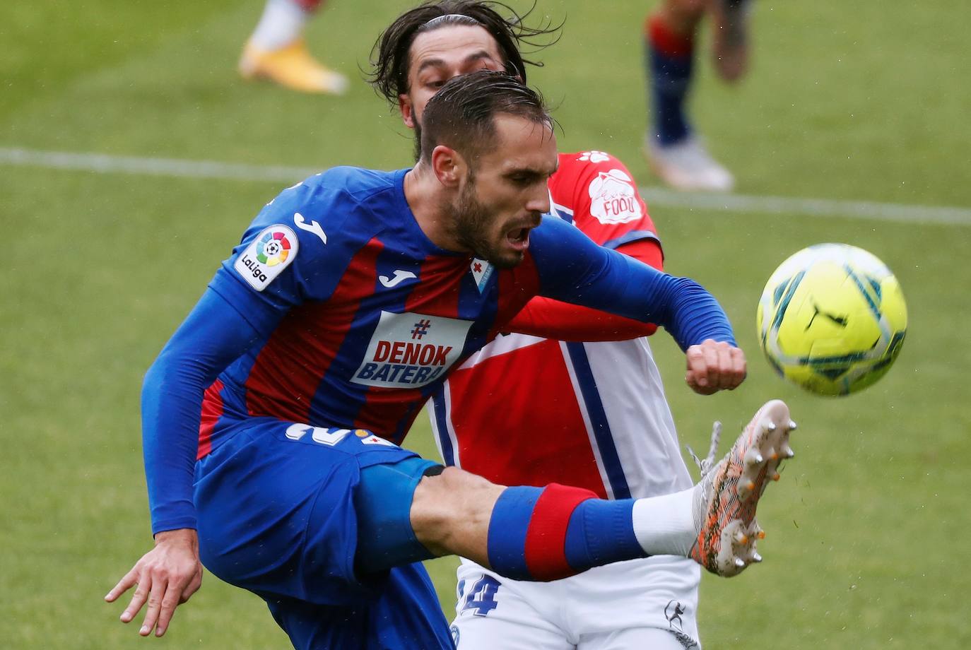 Los de Mendilibar obtienen su segunda victoria de la temporada en casa tras golear el Alavés. 