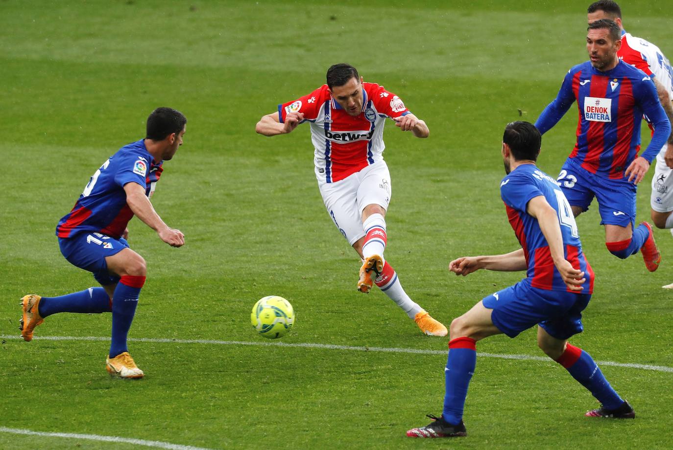 Los de Mendilibar obtienen su segunda victoria de la temporada en casa tras golear el Alavés. 