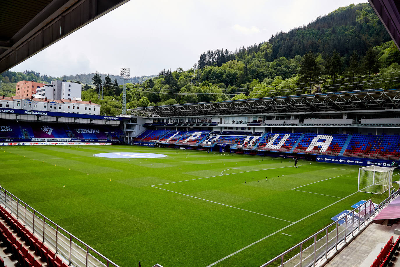 Los de Mendilibar obtienen su segunda victoria de la temporada en casa tras golear el Alavés. 