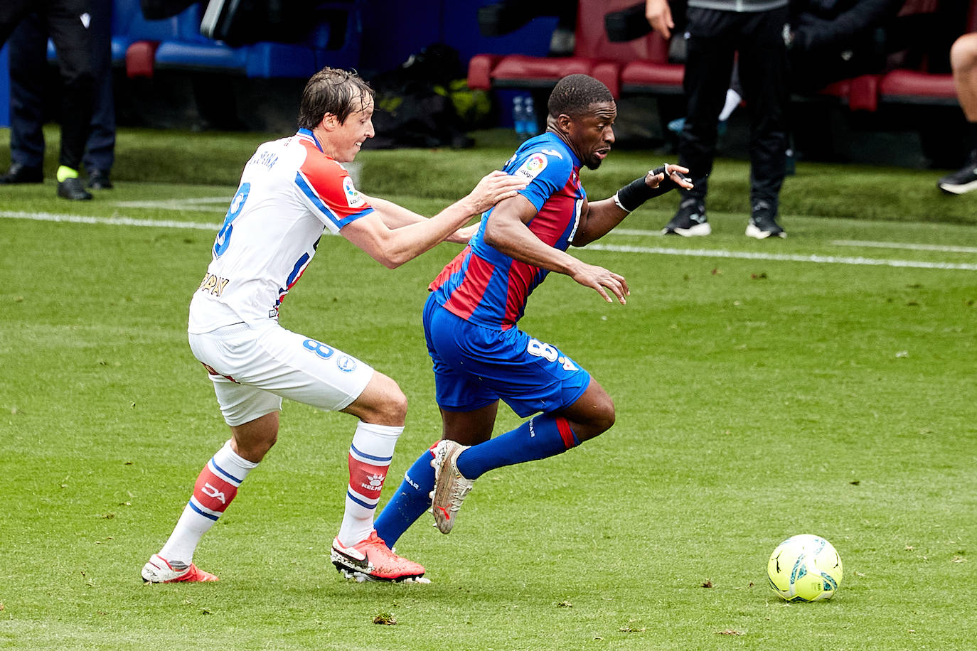 Los de Mendilibar obtienen su segunda victoria de la temporada en casa tras golear el Alavés. 