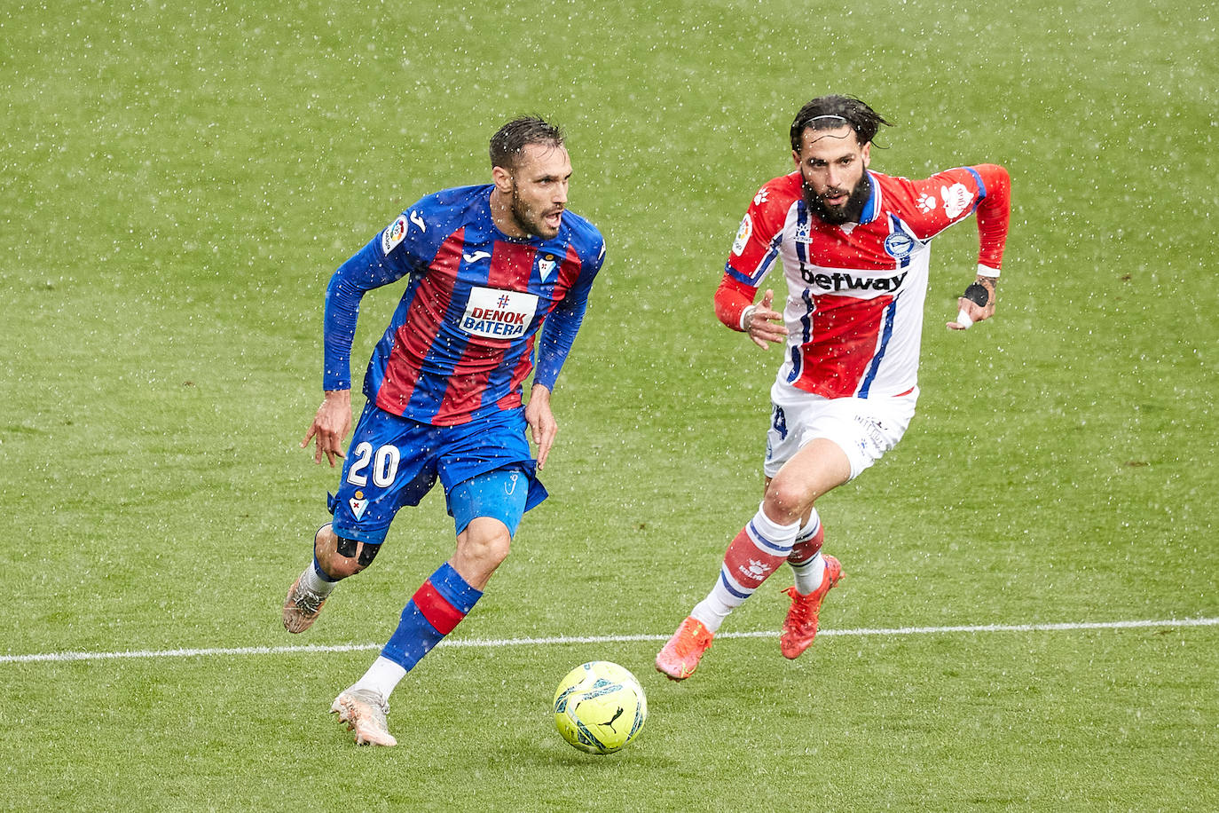 Los de Mendilibar obtienen su segunda victoria de la temporada en casa tras golear el Alavés. 