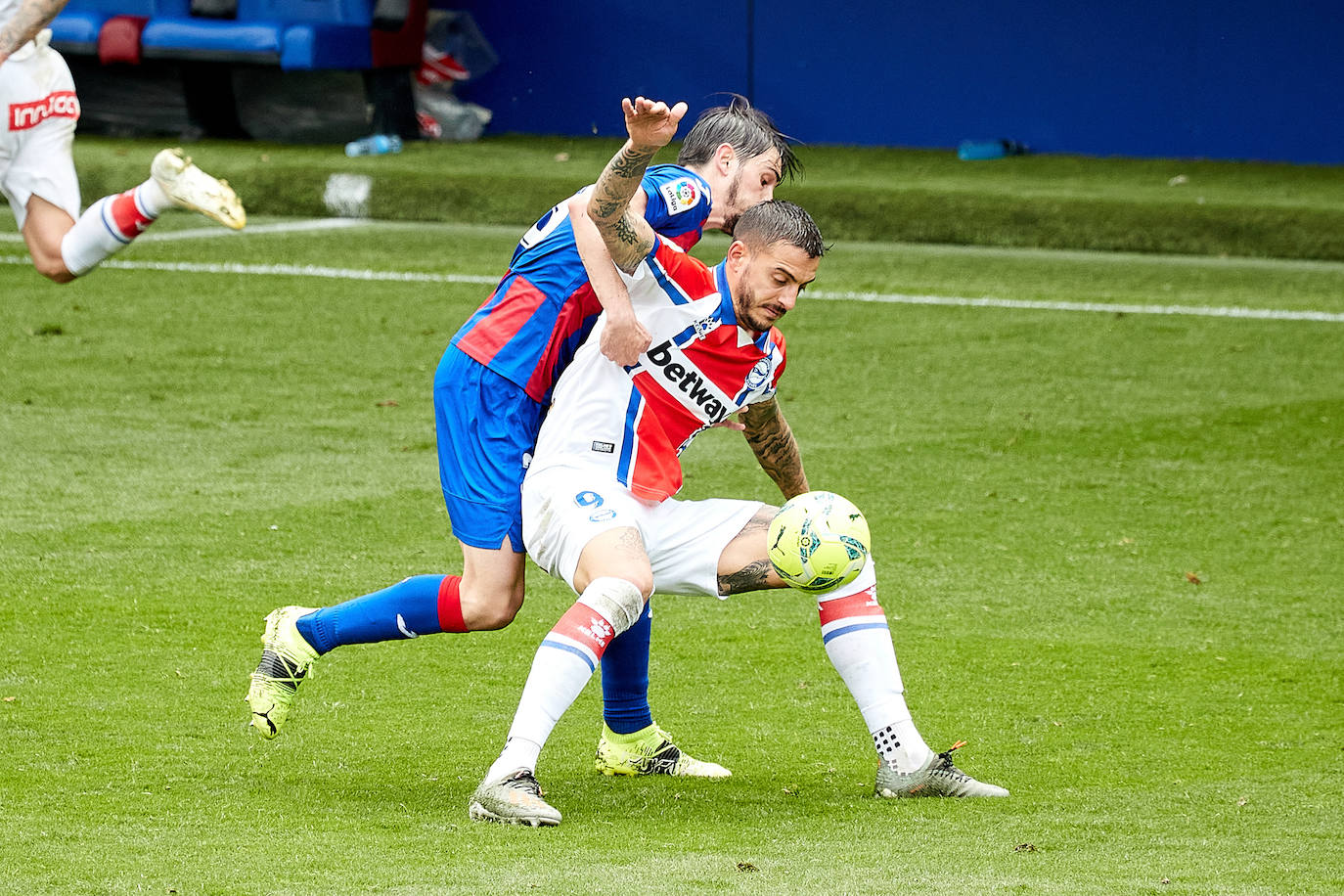 Los de Mendilibar obtienen su segunda victoria de la temporada en casa tras golear el Alavés. 