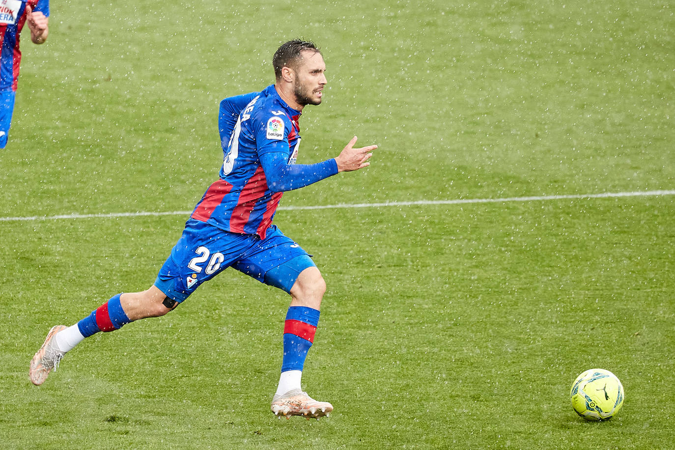 Los de Mendilibar obtienen su segunda victoria de la temporada en casa tras golear el Alavés. 