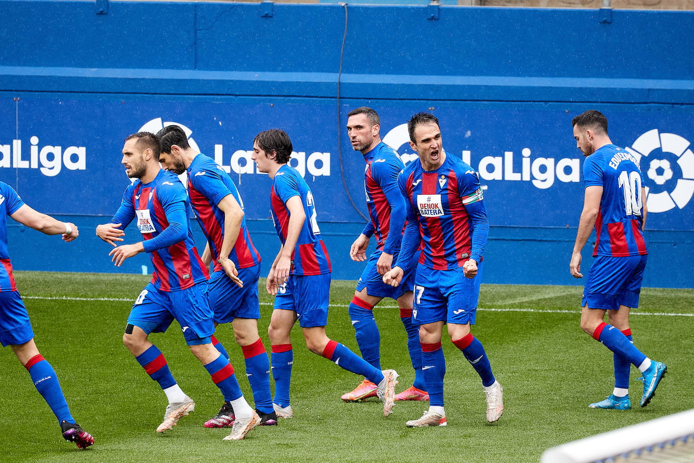 Los de Mendilibar obtienen su segunda victoria de la temporada en casa tras golear el Alavés. 
