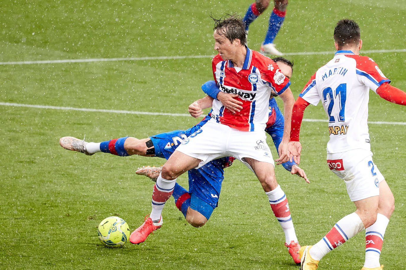 Los de Mendilibar obtienen su segunda victoria de la temporada en casa tras golear el Alavés. 