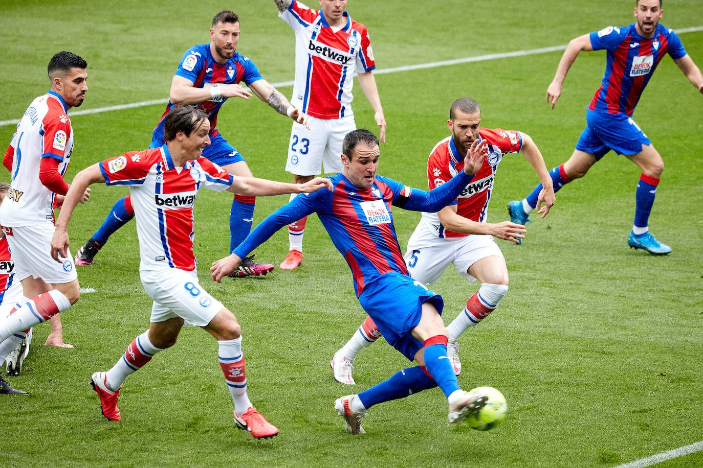 Los de Mendilibar obtienen su segunda victoria de la temporada en casa tras golear el Alavés. 