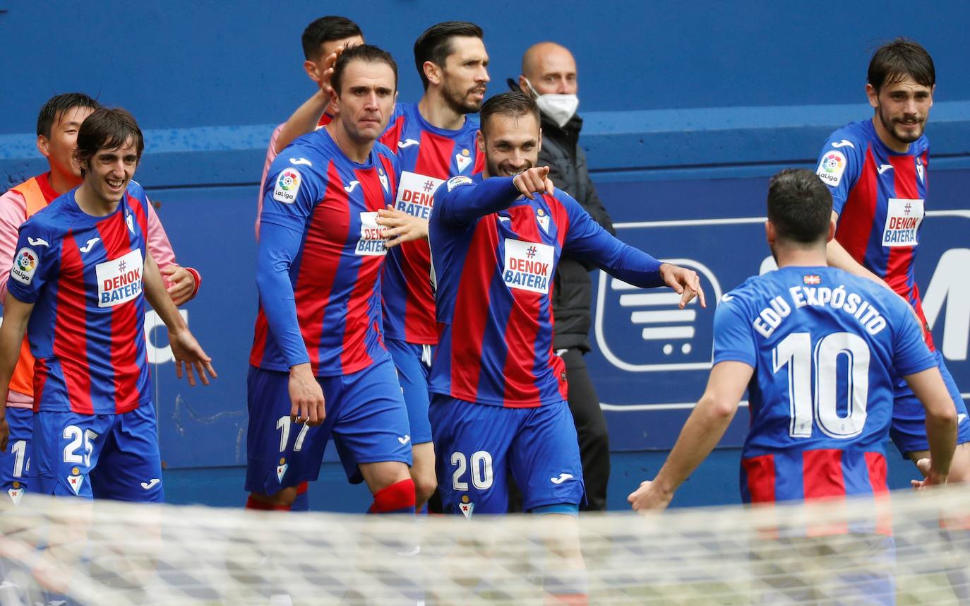 Los de Mendilibar obtienen su segunda victoria de la temporada en casa tras golear el Alavés. 