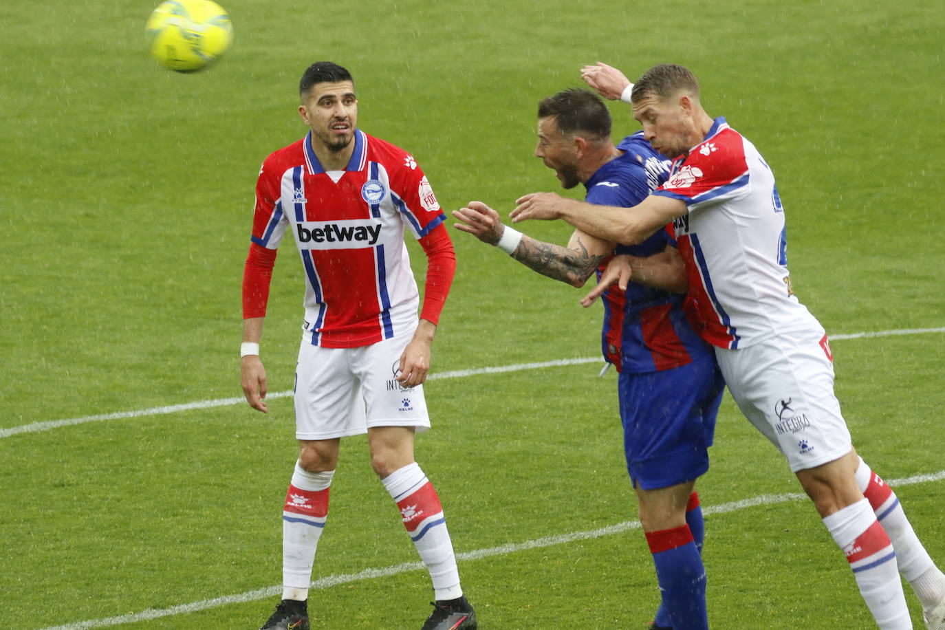 Los de Mendilibar obtienen su segunda victoria de la temporada en casa tras golear el Alavés. 