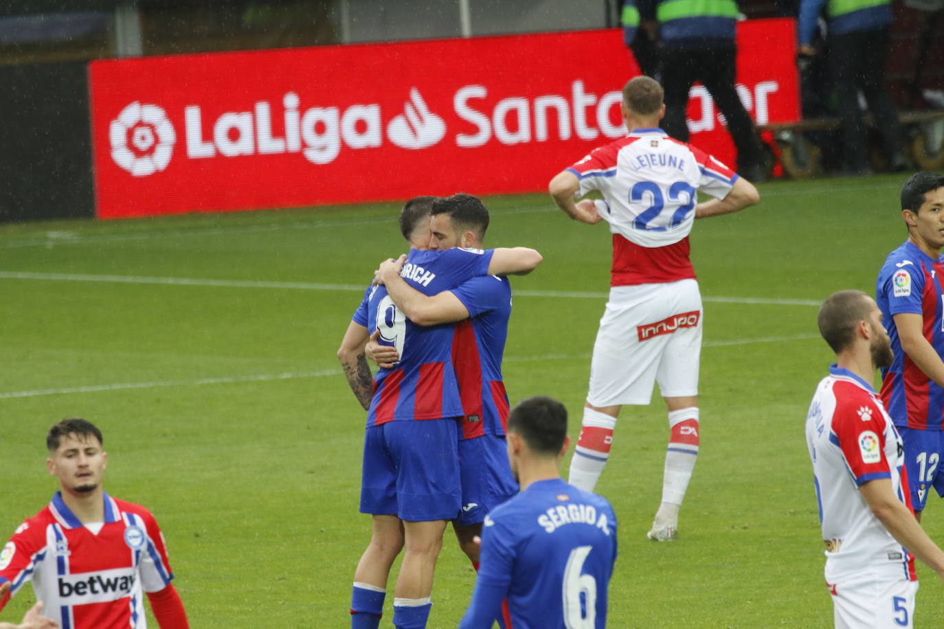 Los de Mendilibar obtienen su segunda victoria de la temporada en casa tras golear el Alavés. 