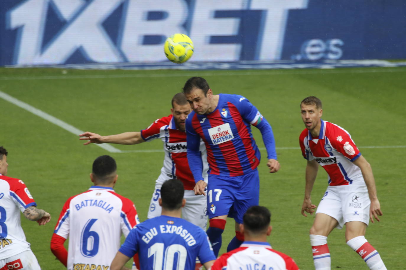 Los de Mendilibar obtienen su segunda victoria de la temporada en casa tras golear el Alavés. 