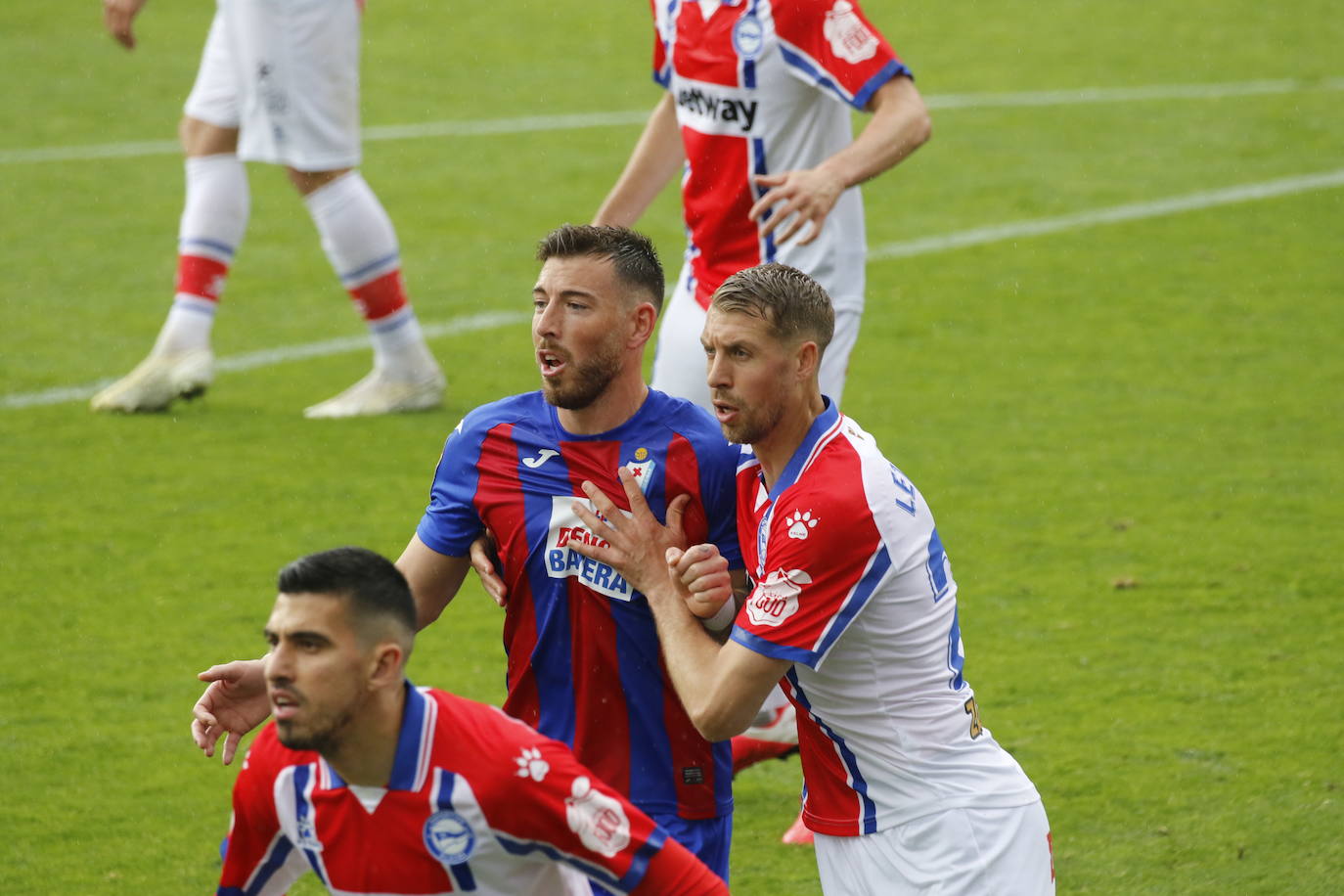 Los de Mendilibar obtienen su segunda victoria de la temporada en casa tras golear el Alavés. 