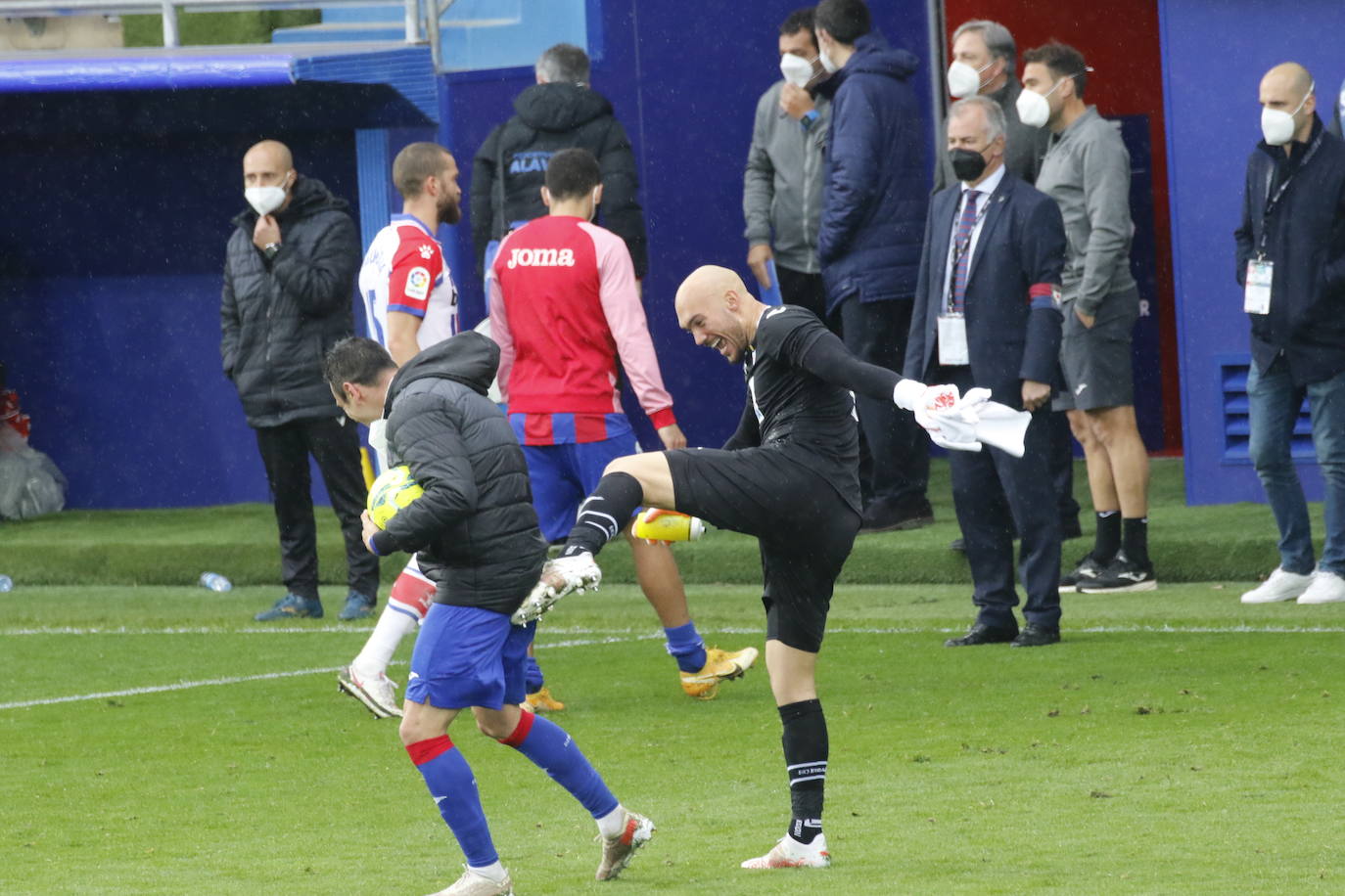 Los de Mendilibar obtienen su segunda victoria de la temporada en casa tras golear el Alavés. 