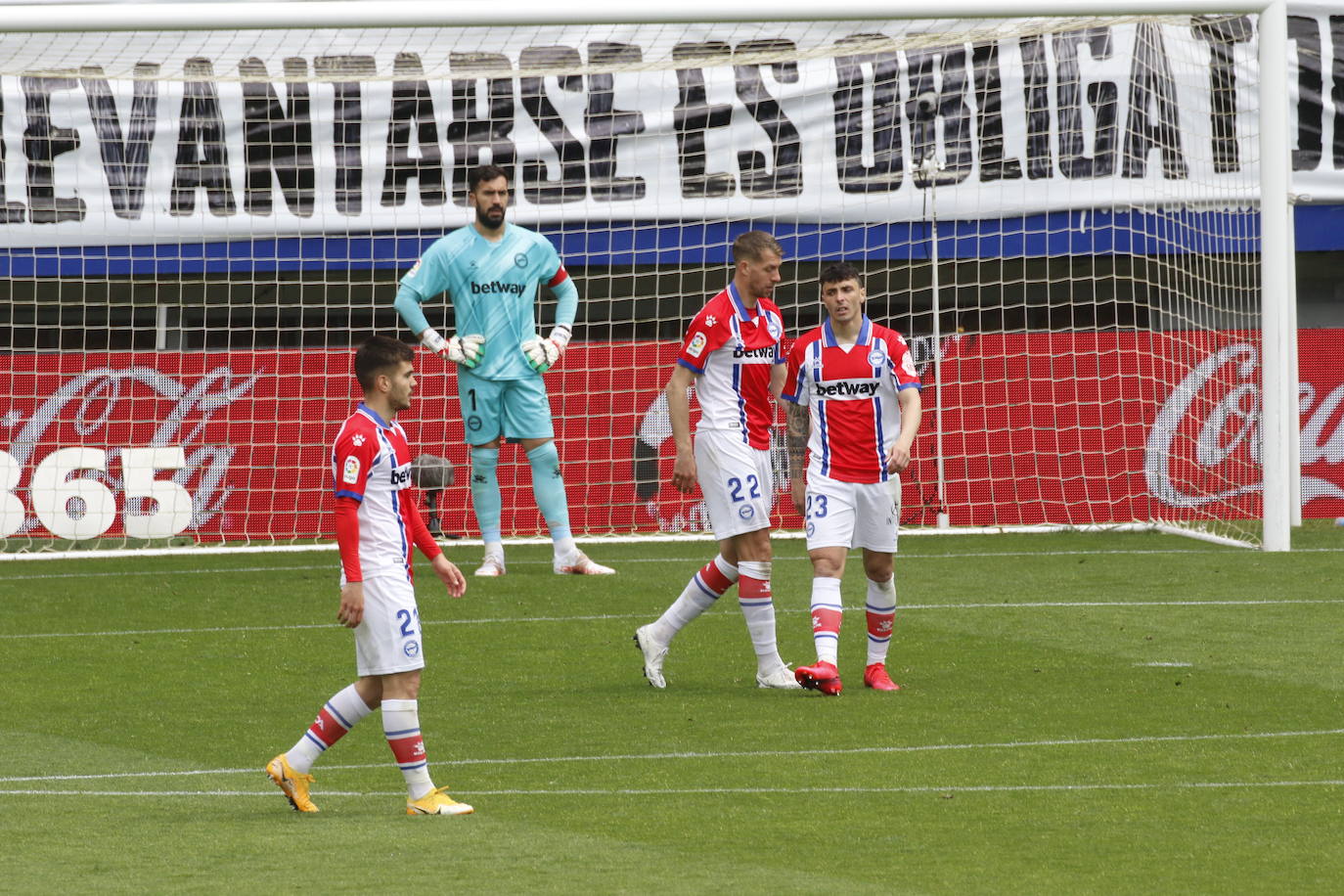 Los de Mendilibar obtienen su segunda victoria de la temporada en casa tras golear el Alavés. 