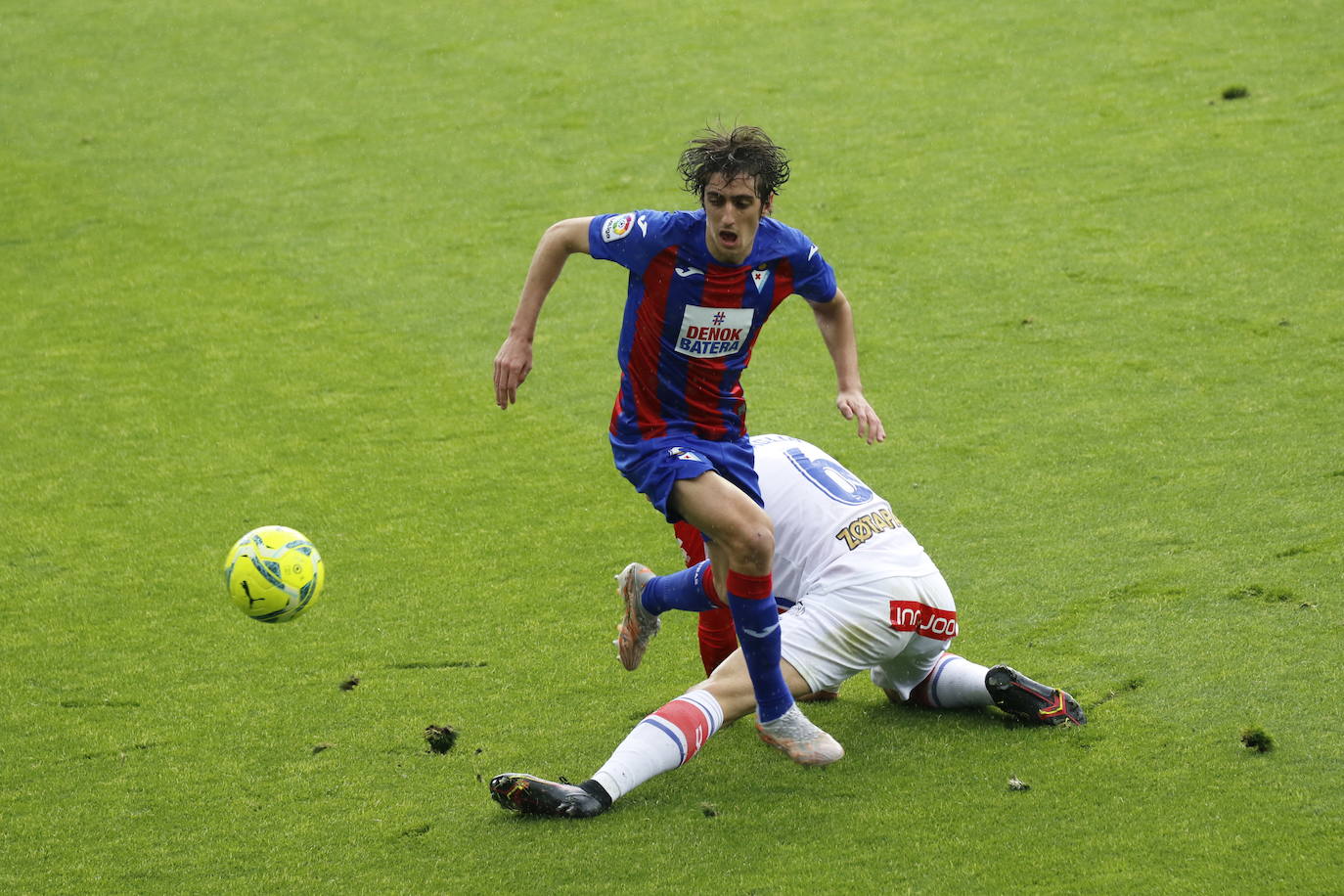 Los de Mendilibar obtienen su segunda victoria de la temporada en casa tras golear el Alavés. 