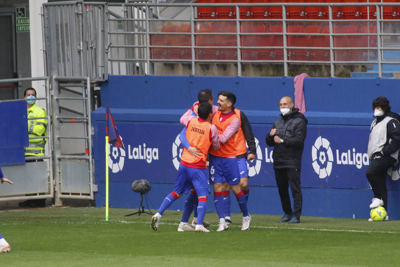 Los de Mendilibar obtienen su segunda victoria de la temporada en casa tras golear el Alavés. 