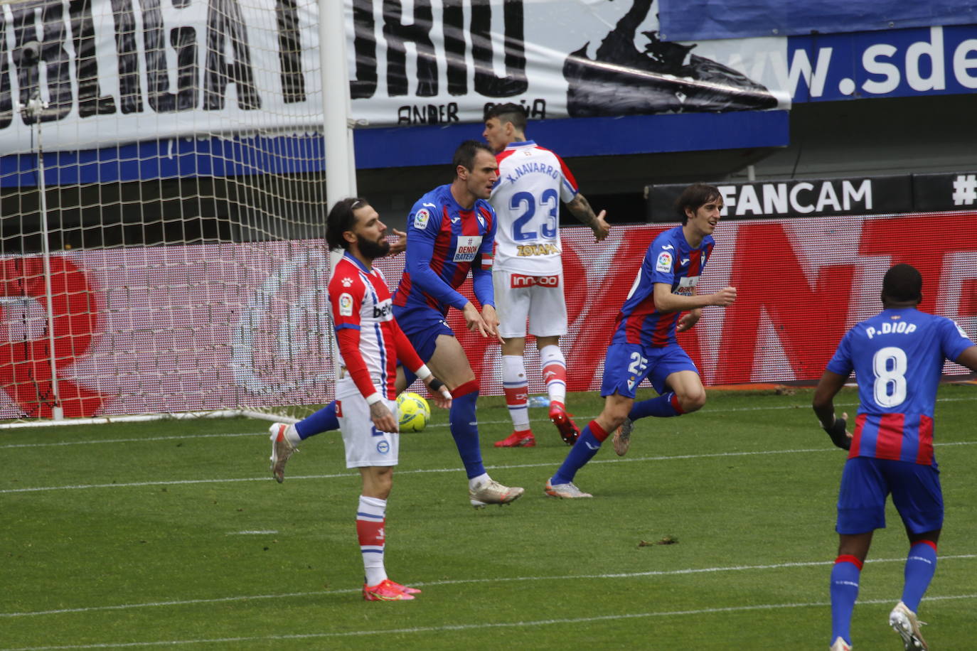 Los de Mendilibar obtienen su segunda victoria de la temporada en casa tras golear el Alavés. 