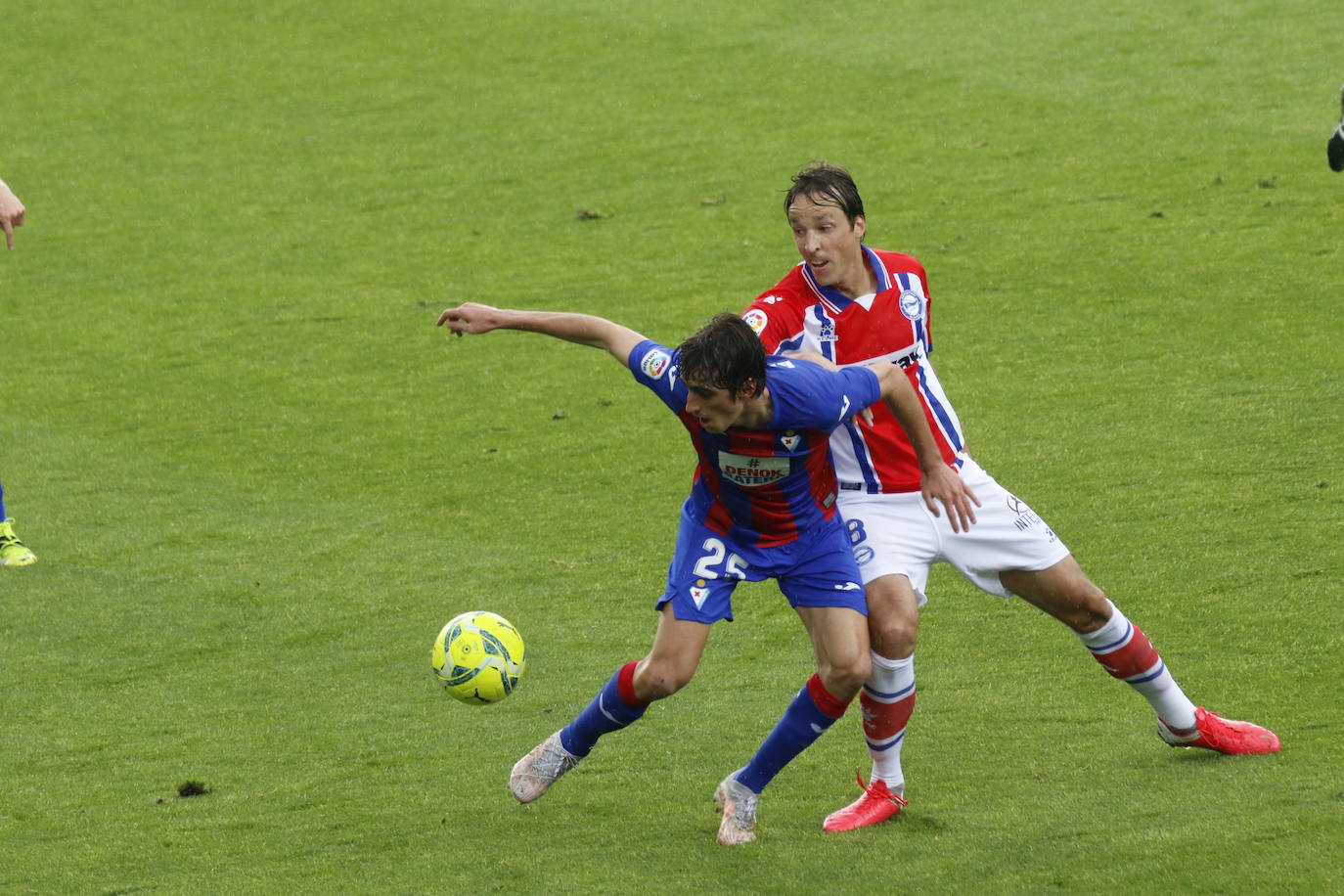 Los de Mendilibar obtienen su segunda victoria de la temporada en casa tras golear el Alavés. 