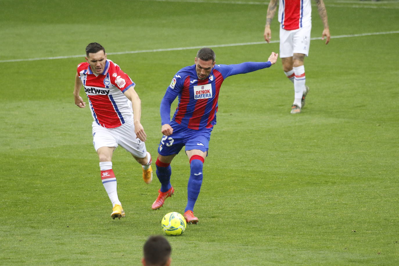 Los de Mendilibar obtienen su segunda victoria de la temporada en casa tras golear el Alavés. 