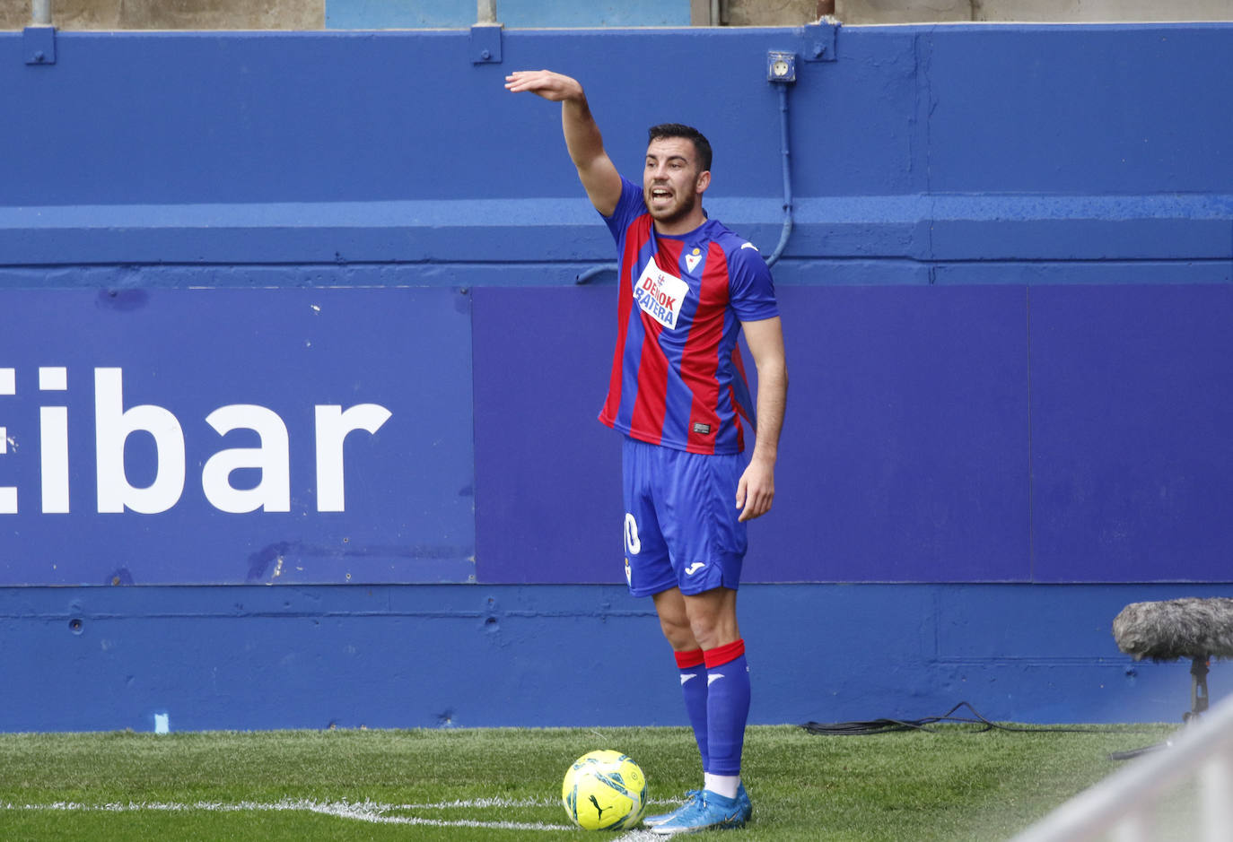 Los de Mendilibar obtienen su segunda victoria de la temporada en casa tras golear el Alavés. 