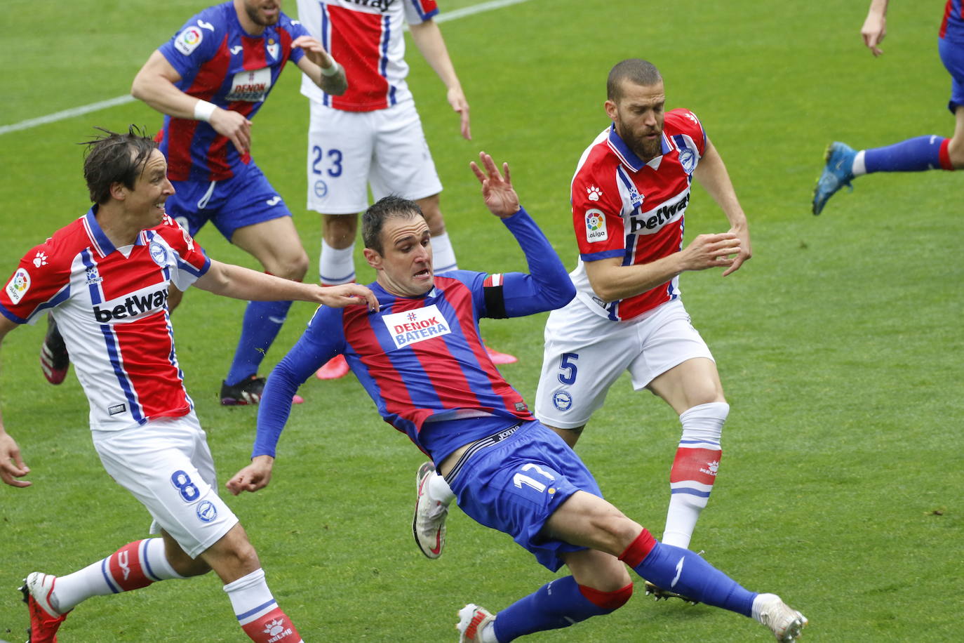 Los de Mendilibar obtienen su segunda victoria de la temporada en casa tras golear el Alavés. 