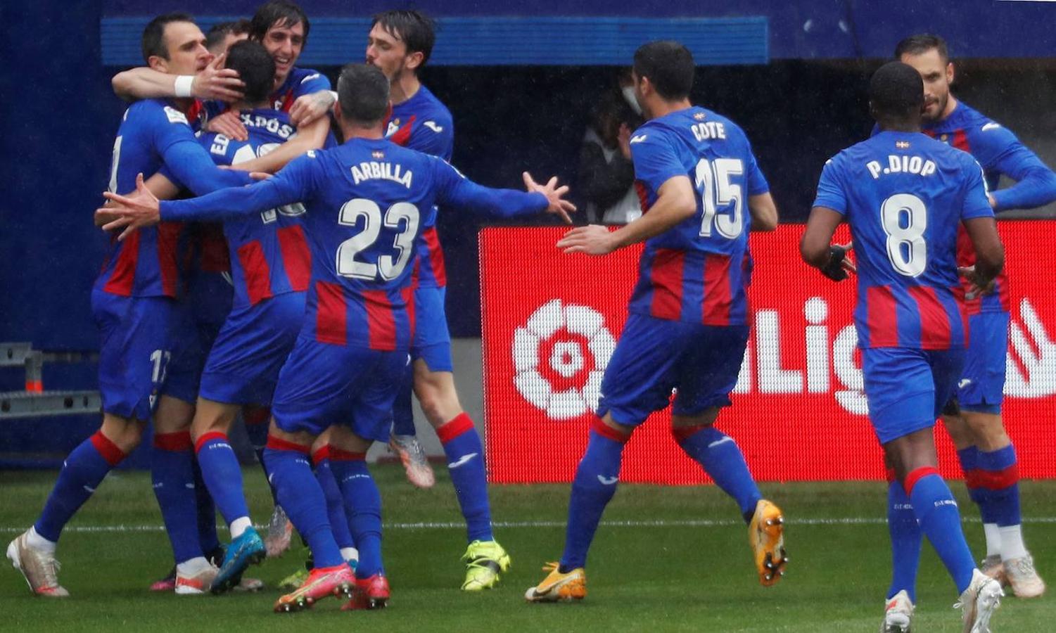 Los de Mendilibar obtienen su segunda victoria de la temporada en casa tras golear el Alavés. 