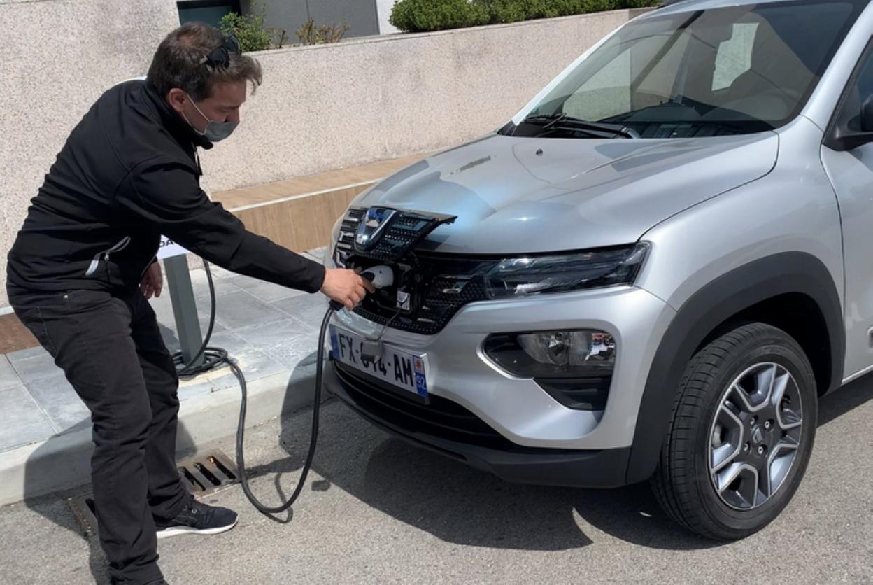 El Dacia Spring es 100% eléctrico y ofrece prestaciones correctas (125 km/h autolimitadas) para un crossover ciudadano. Con el Plan Moves III su precio se queda en poco más de 9.500 euros. ¿Quién da más? 