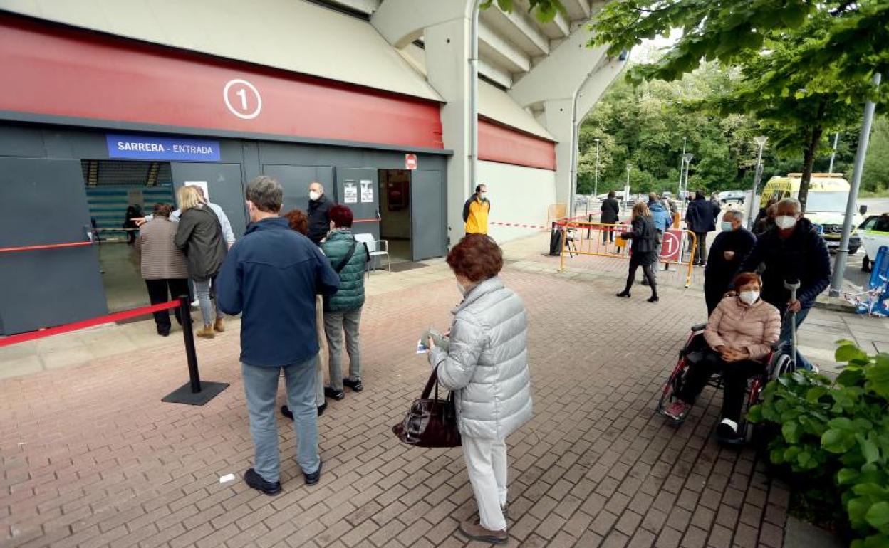 Varias personas mayores de 70 años esperan su turno para vacunarse en Illunbe ayer por la tarde.