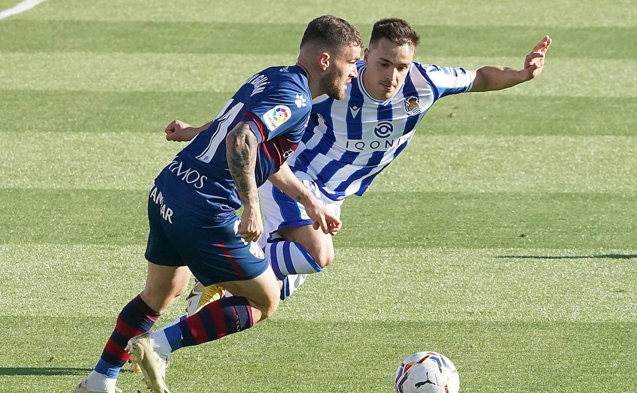 Gorosabel presiona a Galán en una jugada de la primera mitad.