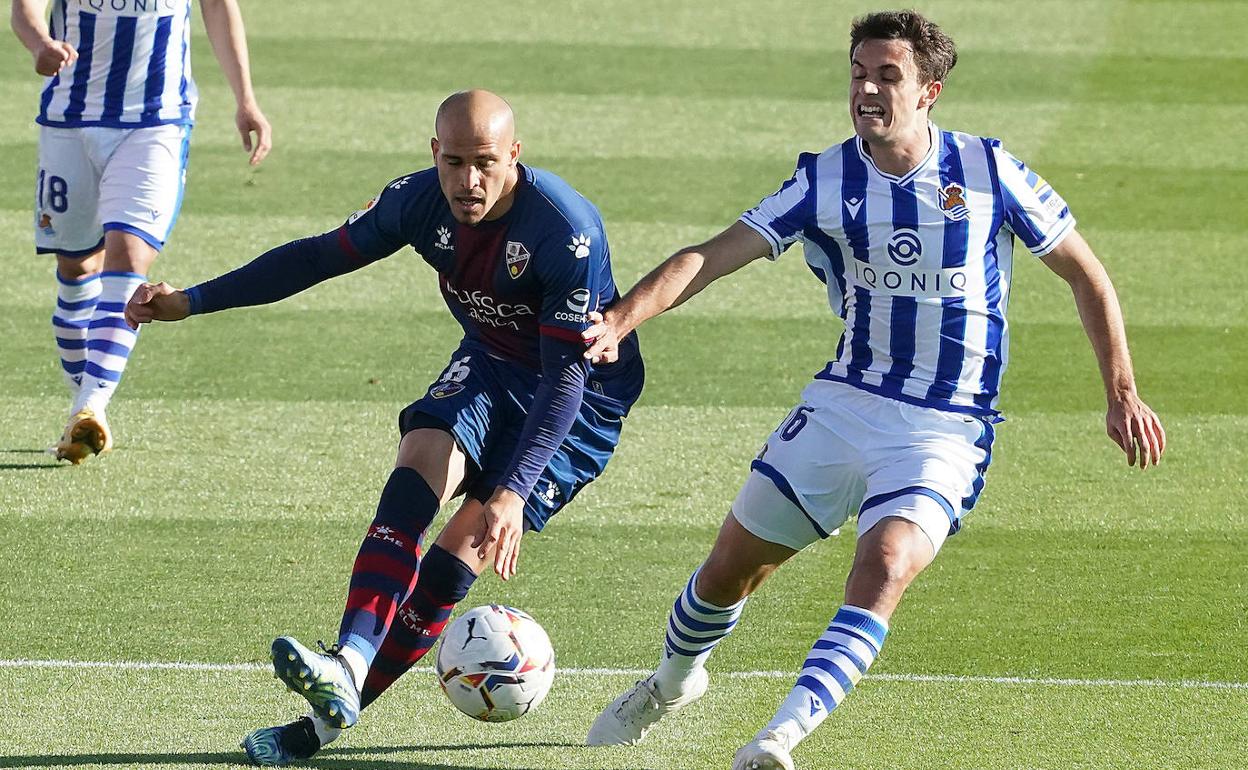 Sandro y Guevara pugnan por la posesión del balón.