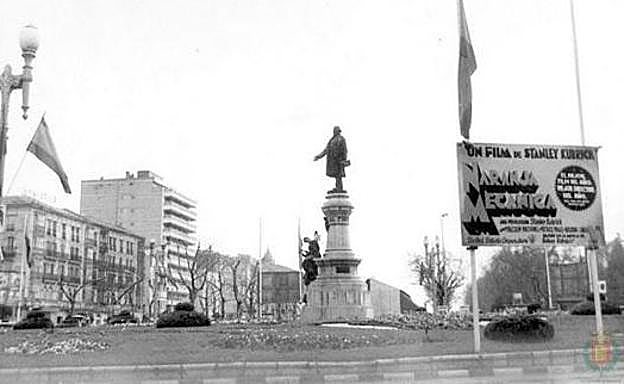 Cartel anunciador de 'La naranja mecánica' en la Plaza Zorrilla de Valladolid en la Seminci de 1975.