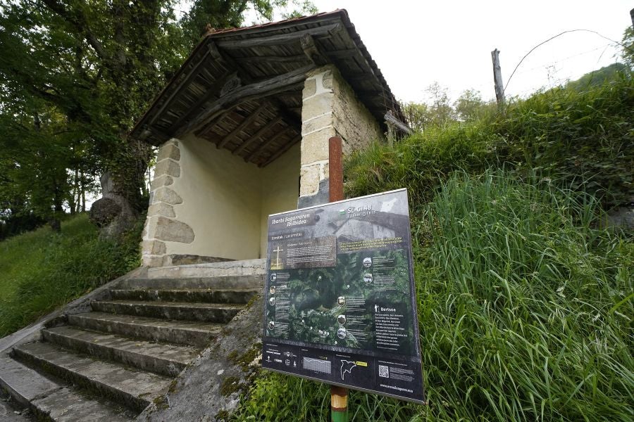 El mes de las flores convierte a Errezil, la localidad que se sitúa a los pies del monte Hernio, en el 'Jerte guipuzcoano' gracias a los miles de manzanos que se reparten por sus terrenos bajos. En este precioso rincón de Urola Costa, estos días el blancos de las flores de sus manzanos se mezcla con algunos tonos rosas, incluso fucsias en las abundantes flores que pueblan las ramas de árboles de extrañas formas.