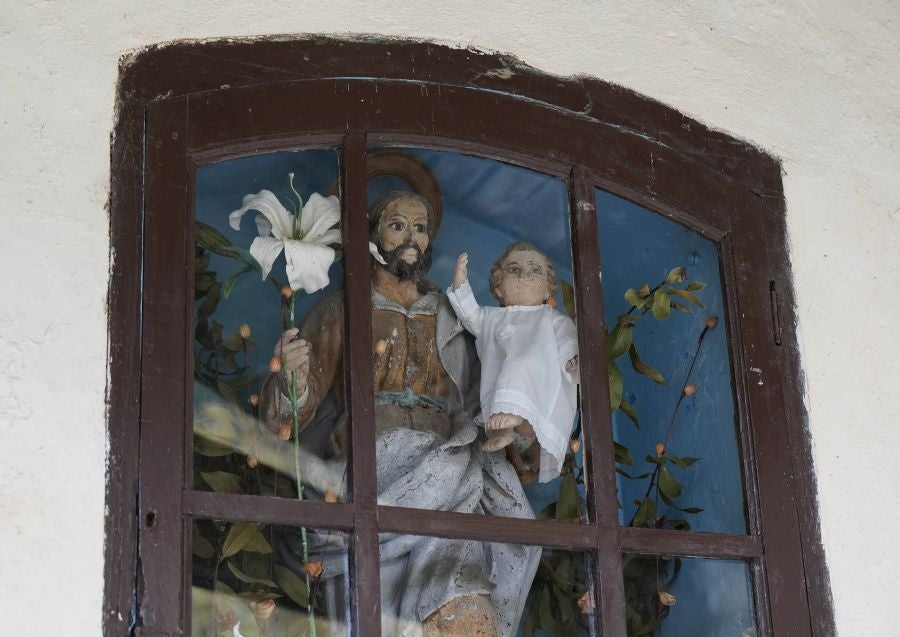 El mes de las flores convierte a Errezil, la localidad que se sitúa a los pies del monte Hernio, en el 'Jerte guipuzcoano' gracias a los miles de manzanos que se reparten por sus terrenos bajos. En este precioso rincón de Urola Costa, estos días el blancos de las flores de sus manzanos se mezcla con algunos tonos rosas, incluso fucsias en las abundantes flores que pueblan las ramas de árboles de extrañas formas.