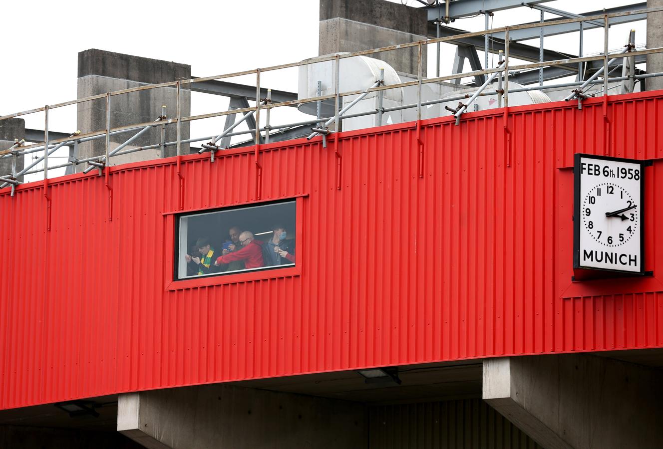 El encuentro podía ser decisivo, porque si el Liverpool gana en casa de su gran rival histórico, el Manchester City sería matemáticamente campeón de Inglaterra. 