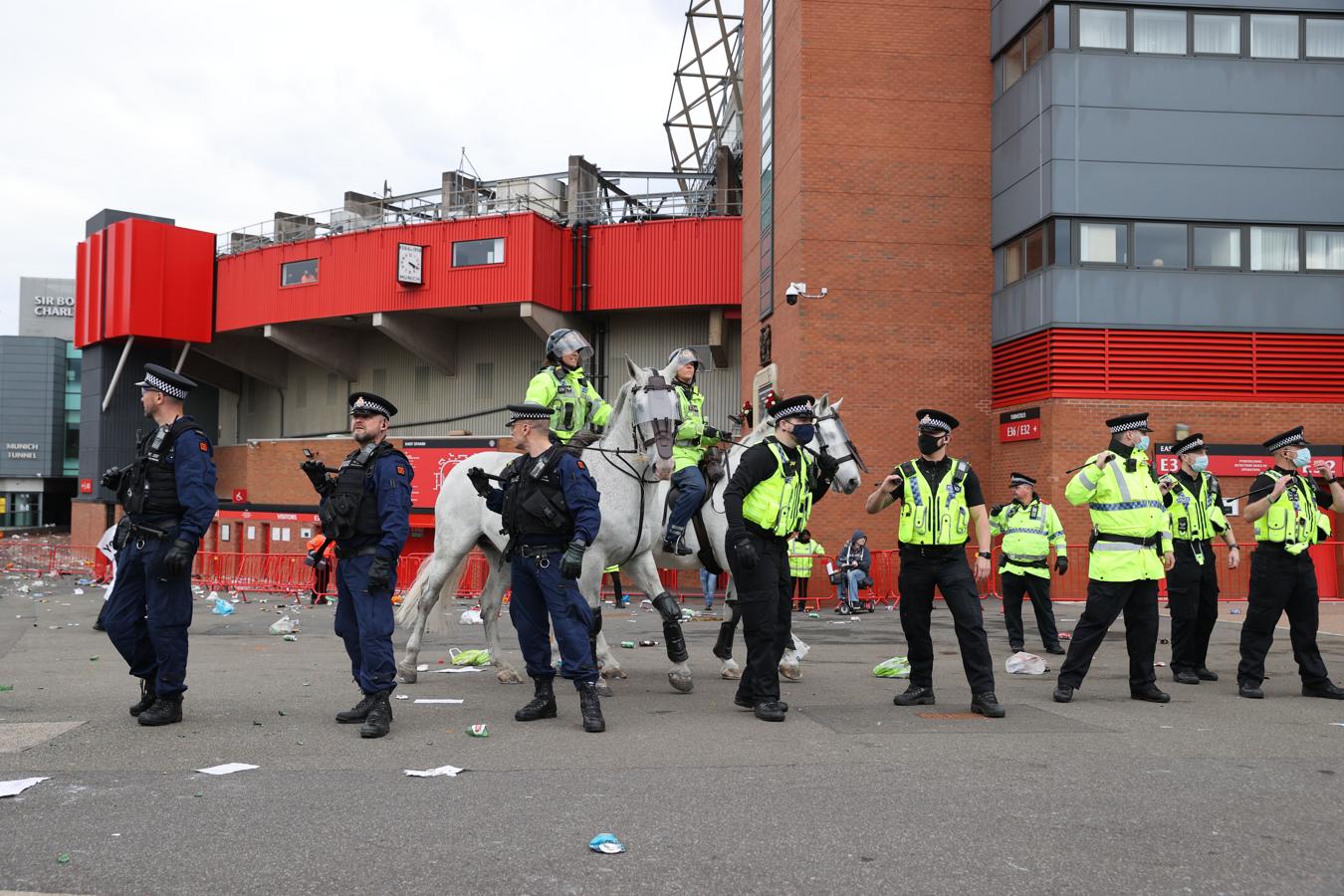 El encuentro podía ser decisivo, porque si el Liverpool gana en casa de su gran rival histórico, el Manchester City sería matemáticamente campeón de Inglaterra. 