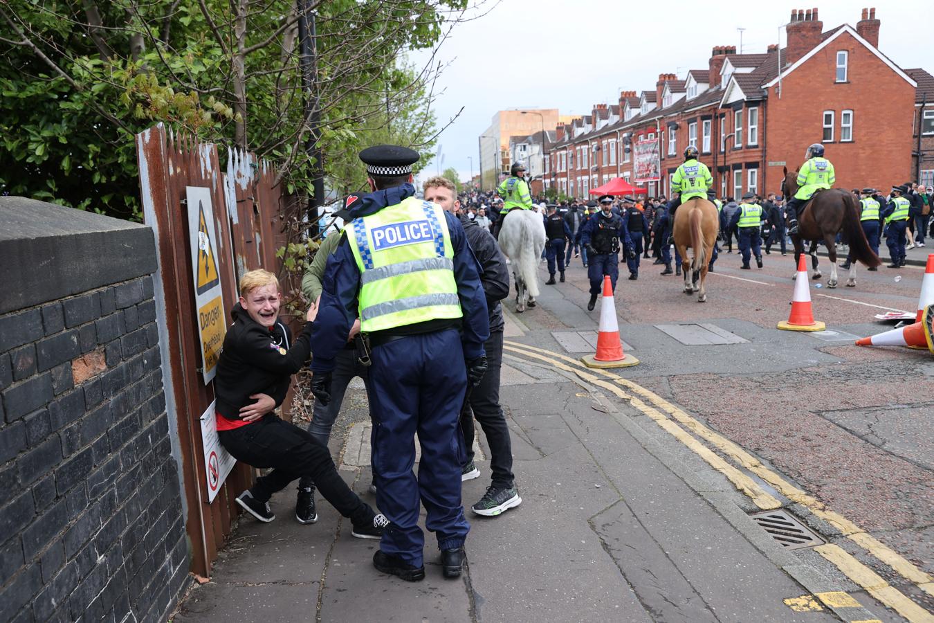 El encuentro podía ser decisivo, porque si el Liverpool gana en casa de su gran rival histórico, el Manchester City sería matemáticamente campeón de Inglaterra. 