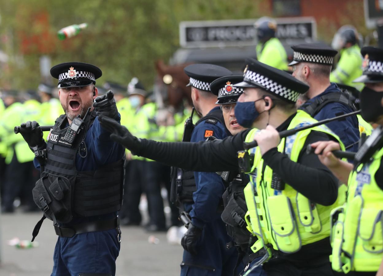 El encuentro podía ser decisivo, porque si el Liverpool gana en casa de su gran rival histórico, el Manchester City sería matemáticamente campeón de Inglaterra. 
