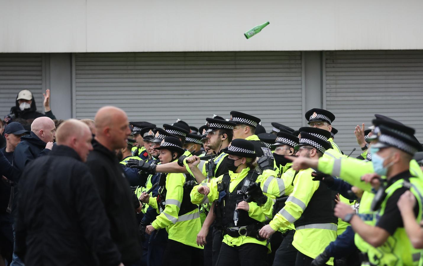 El encuentro podía ser decisivo, porque si el Liverpool gana en casa de su gran rival histórico, el Manchester City sería matemáticamente campeón de Inglaterra. 
