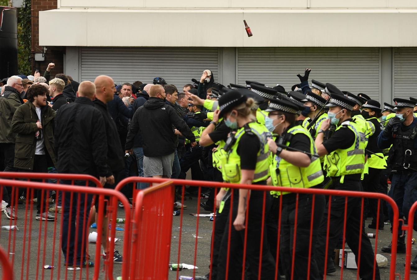 El encuentro podía ser decisivo, porque si el Liverpool gana en casa de su gran rival histórico, el Manchester City sería matemáticamente campeón de Inglaterra. 
