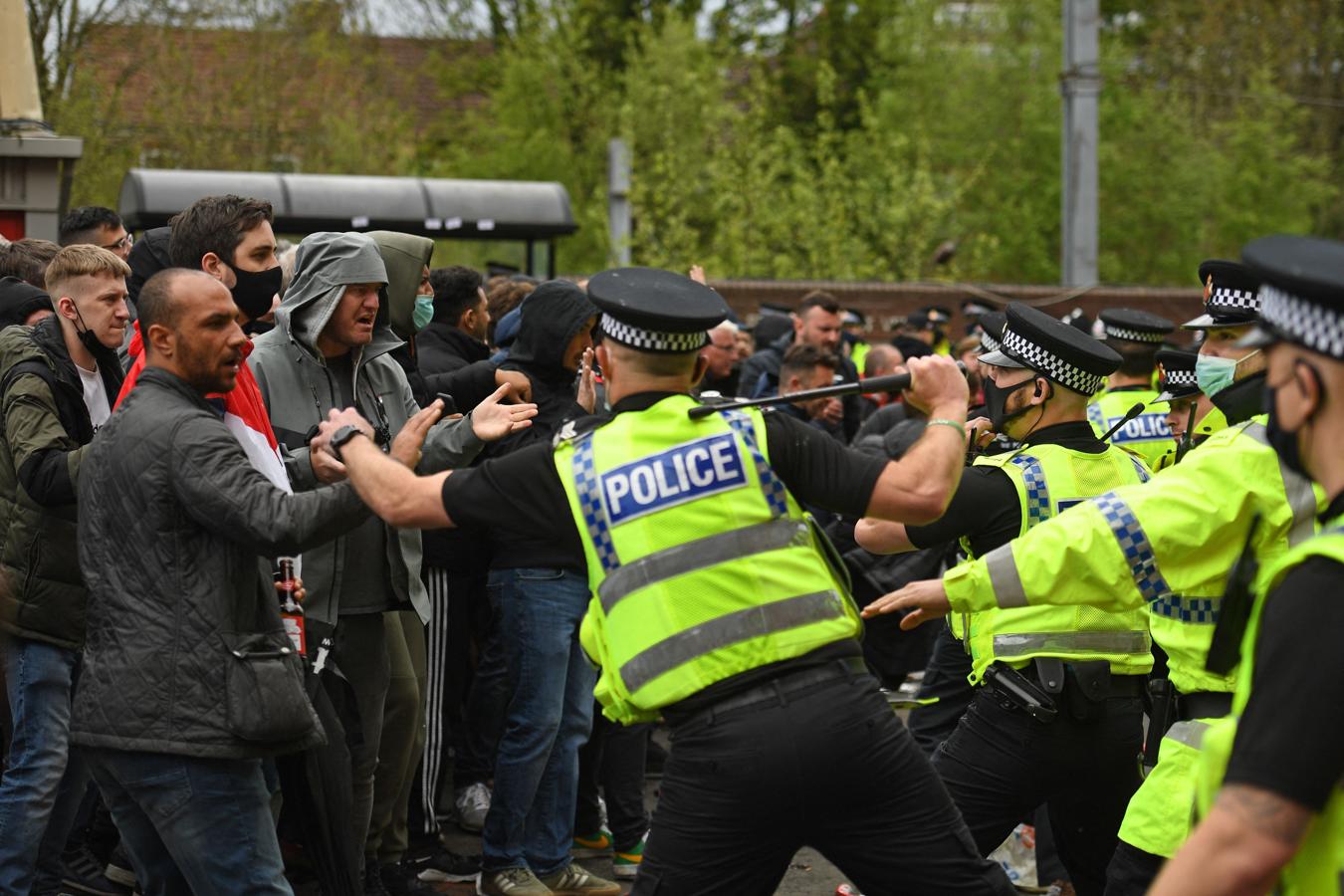 El encuentro podía ser decisivo, porque si el Liverpool gana en casa de su gran rival histórico, el Manchester City sería matemáticamente campeón de Inglaterra. 