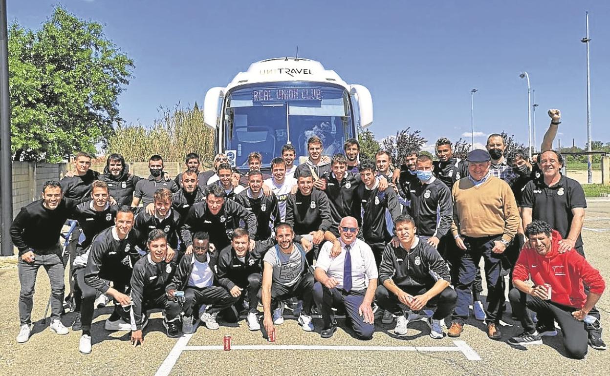 La plantilla del Real Unión festeja el ascenso al término del encuentro en el parking de Tarazona.