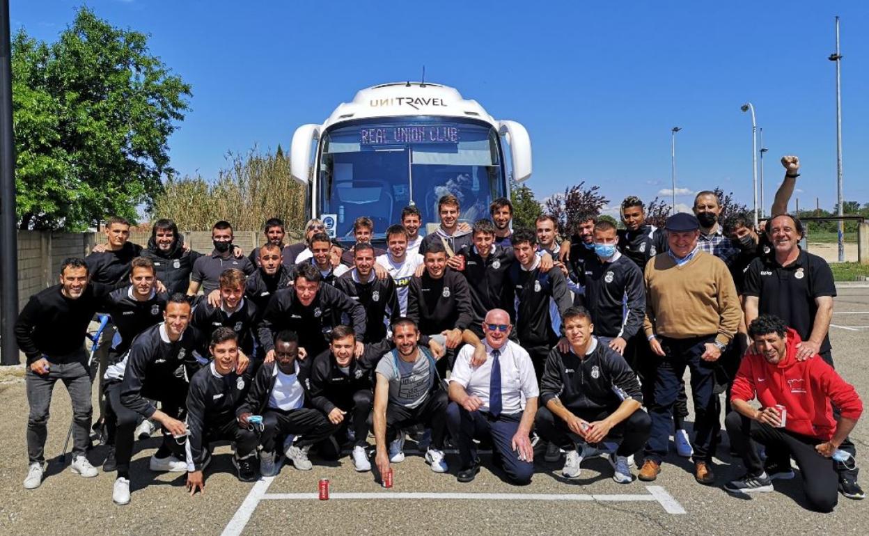 La plantilla del Real Unión festeja el ascenso al término del encuentro en el parking de Tarazona.