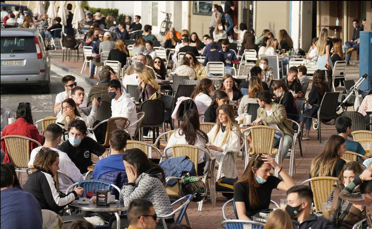 Terrazas en Sagüés, repletas de clientes. 