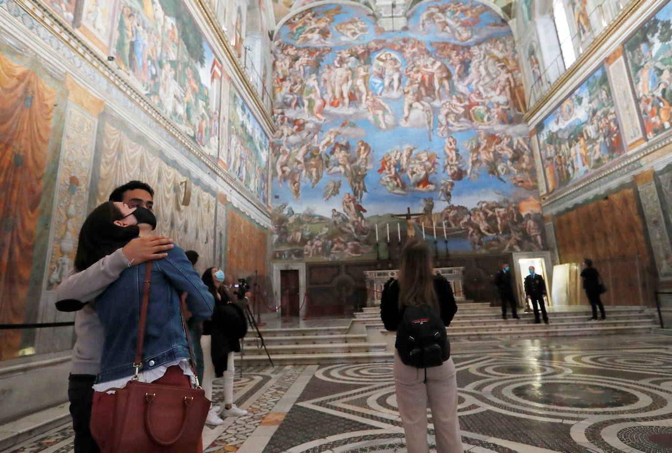 Después de semanas de cierre y a medida que se alivian las restricciones covid en Italia, la gente ha podido visitar los Museos Vaticanos el día de su reapertura. Los turistas deben reservar cita previa para poder acceder y están obligados a llevar mascarilla durante la visita