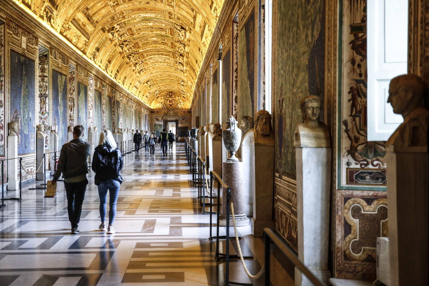 Después de semanas de cierre y a medida que se alivian las restricciones covid en Italia, la gente ha podido visitar los Museos Vaticanos el día de su reapertura. Los turistas deben reservar cita previa para poder acceder y están obligados a llevar mascarilla durante la visita