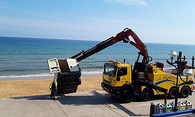 Imagen principal - Accidente: Segunda furgoneta que cae a la arena de la playa de Zarautz en dos meses